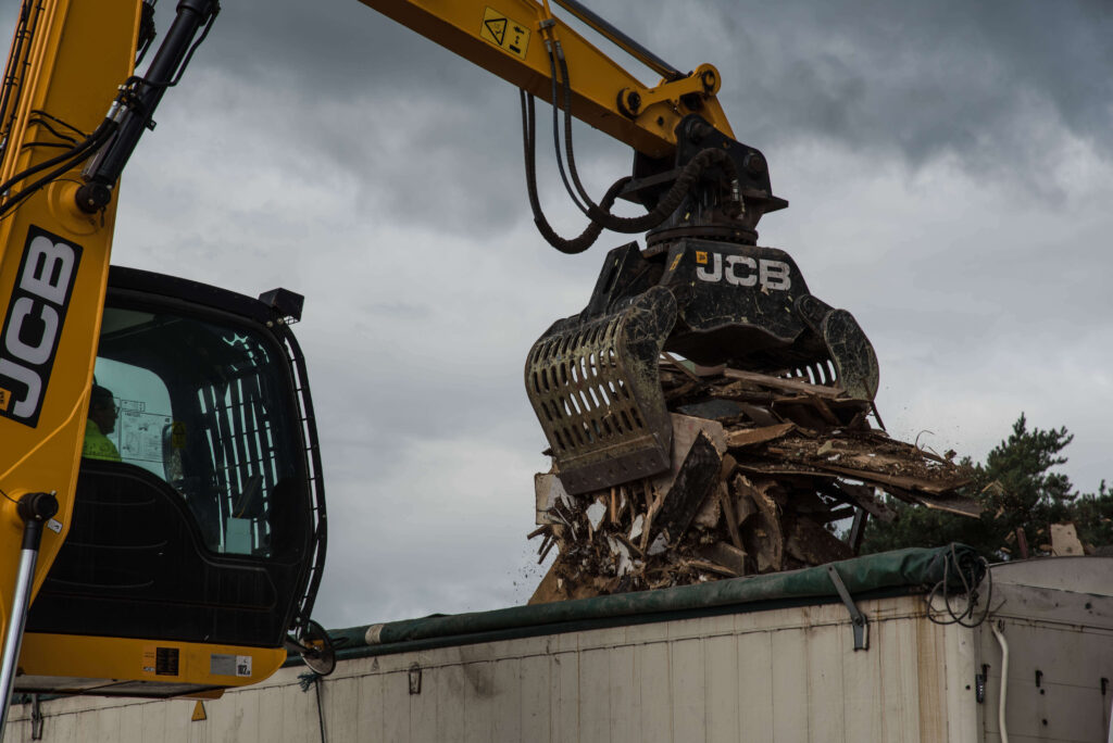 excavator sorting construction waste