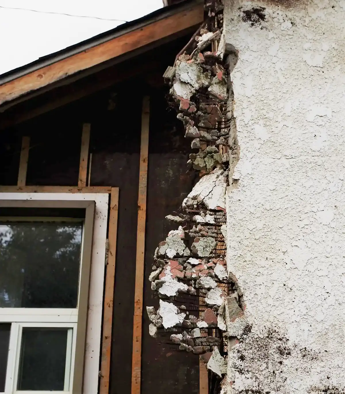 asbestos-broken-wall